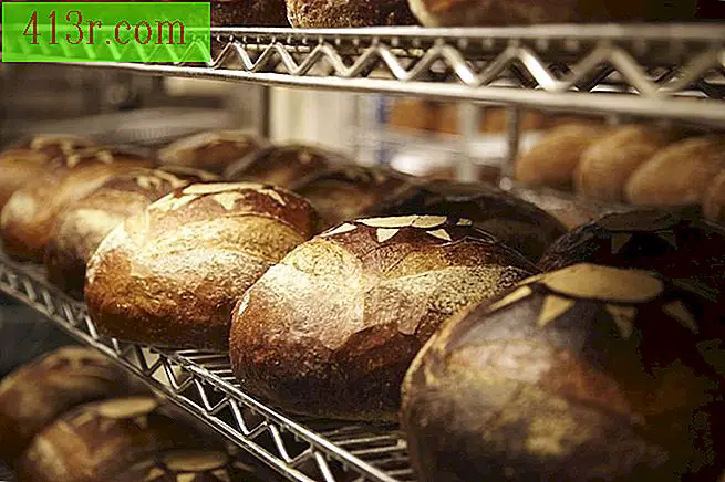 I carboidrati come il pane possono causare gonfiore.