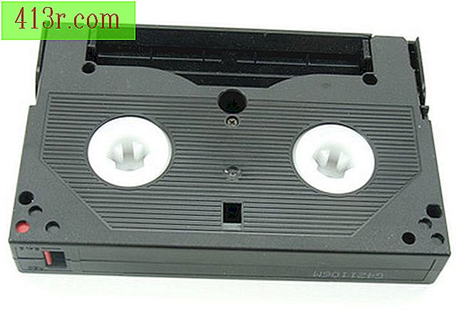 Cette cassette de 8 mm est sur le côté avec le côté de la fenêtre orienté vers le bas.