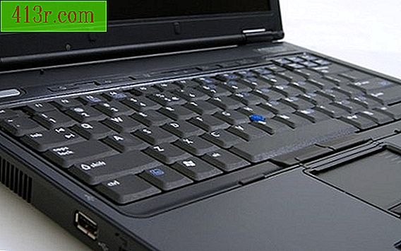 Как да премахнете и смените безжичната мрежова карта на лаптопа Dell Vostro 3700