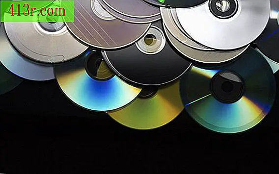 Jak otevřít slot pro disk CD v notebooku Dell 1535-125.