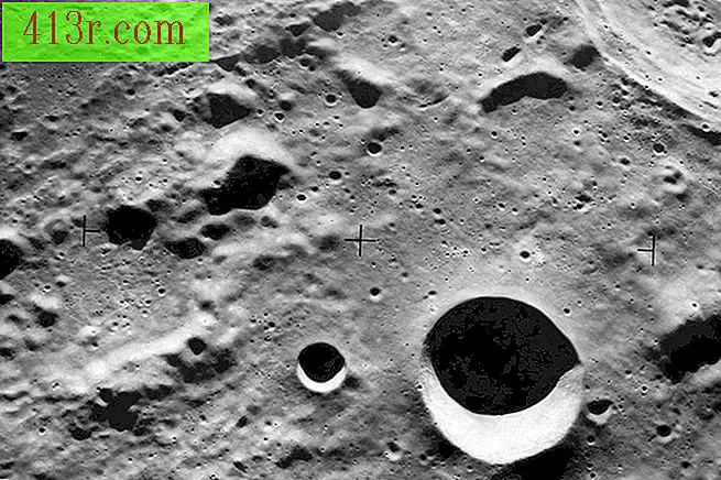על הירח, כוח הכבידה הוא פחות מאשר על פני האדמה.