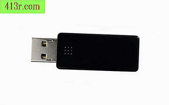 Un'unità flash USB di archiviazione portatile fornisce un trasferimento di dati digitali.