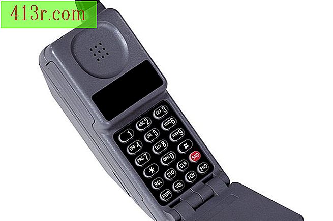 Стар мобилен телефон с антена.