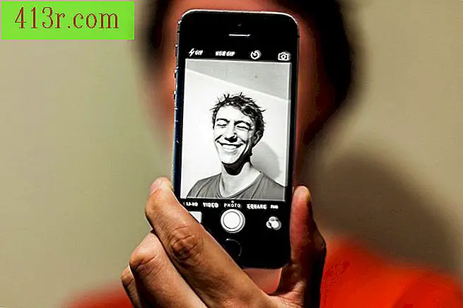 Избирате фотография в паметта на телефона си или получавате снимка със същото приложение.