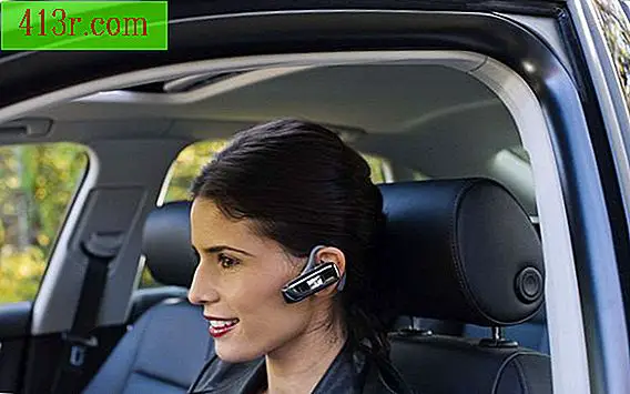 Urządzenia Bluetooth umożliwiają korzystanie z telefonu komórkowego bez użycia rąk.
