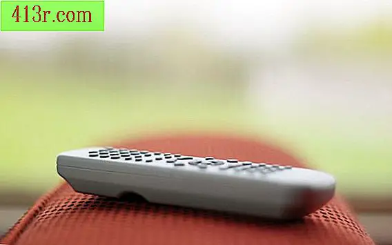 Дистанционното управление на вашия телевизор включва бутони за настройка на устройството.