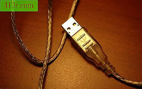 Как да прехвърляте данни от компютър към компютър с помощта на USB кабел