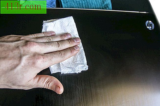 Essuyez la cire de plastique sèche du couvercle de votre ordinateur portable avec un chiffon propre.