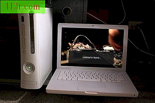 Xbox 360 ליד מחשב נייד.