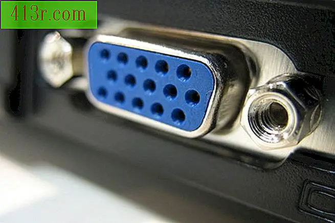 Синият конектор е VGA конектор.