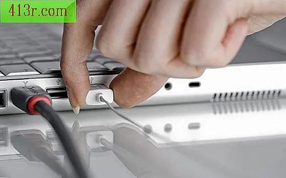 Как да свържете лаптоп към настолен компютър с USB кабел