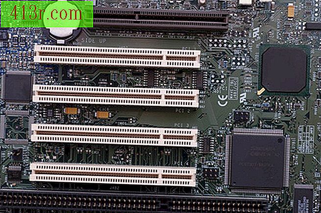 A maioria das placas-mães que suportam dois canais possuem layouts de cores nos slots de RAM para indicar qual módulo deve ser instalado e em qual banco.