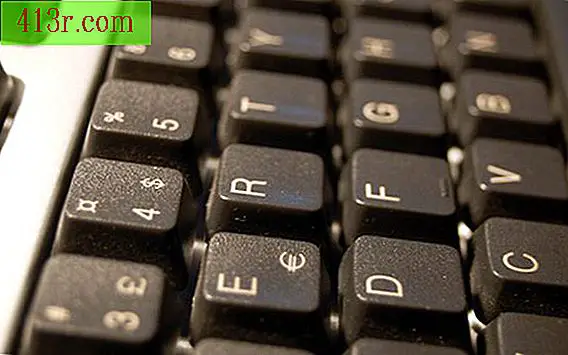 Come riparare i caratteri errati della tastiera su un laptop
