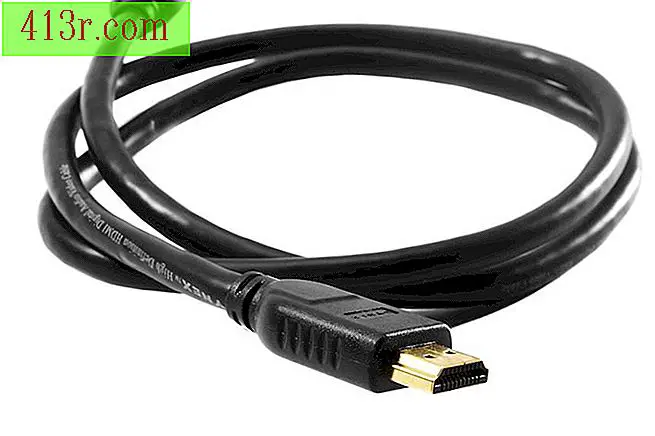 Kabel HDMI má trapézové konektory s okrajovými konektory.