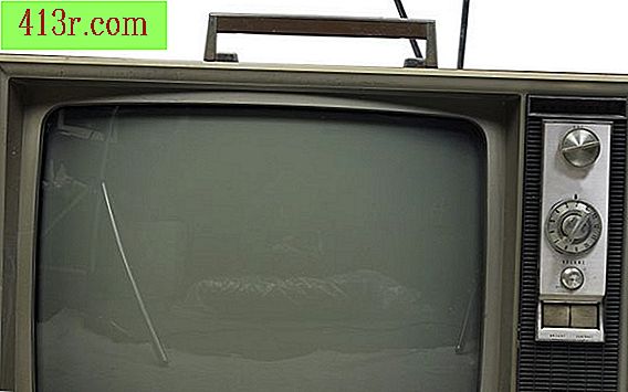 Как да демагнетизираме катодна тръба (CRT) на телевизор