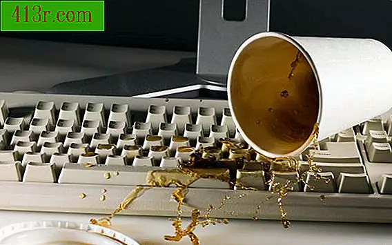 Как да поправите клавиатурата на лаптопа, на който се разля Coca-Cola