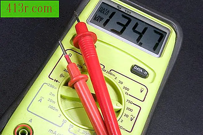Voltmeters משמשים כדי לבדוק אם כבל מקבל חשמל.