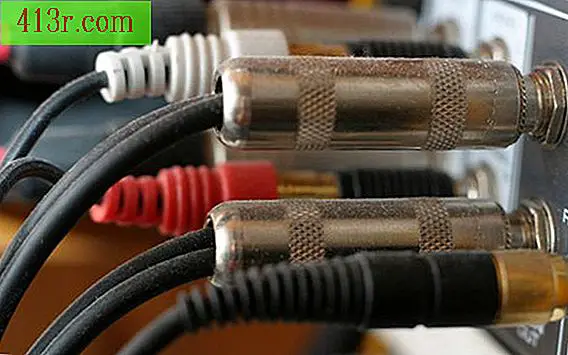 Как да конвертирате HDMI към композитен кабел