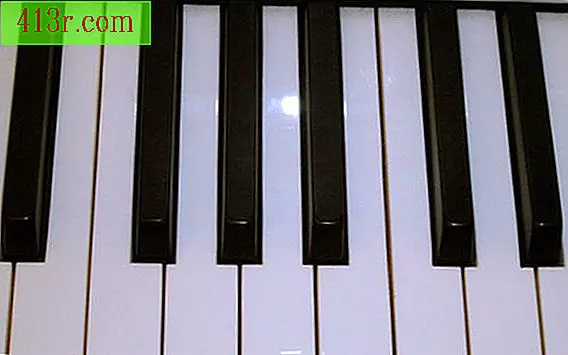 Jak stáhnout tutoriál, abyste se naučili hrát na klavír