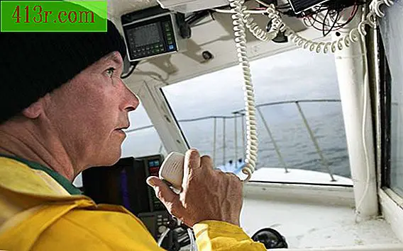 Come usare una radio banda marina VHF