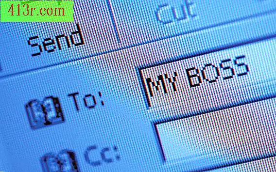 Каква е разликата между уеб базираните имейл и пощенски клиентски услуги?