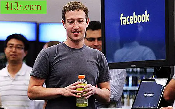 O CEO Mark Zuckerberg criou o Facebook para ajudar as pessoas a manter contato através da Internet.